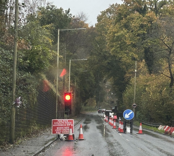 Work to resolve issue on a section of road between Glyn-coch and Ynysybwl