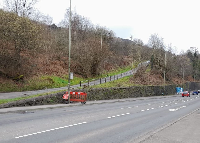 Night works on A4058 near Llwyncelyn to inform wall repairs